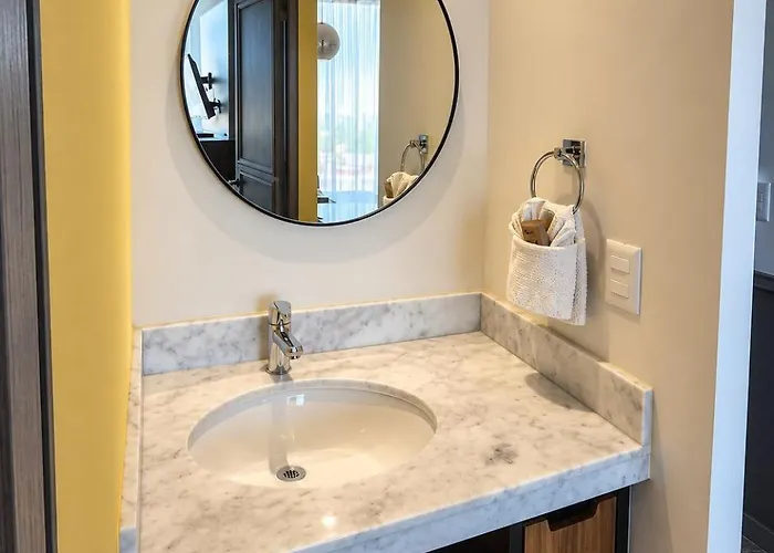 1br 1ba In Singular Joy, Location In Town Apartment