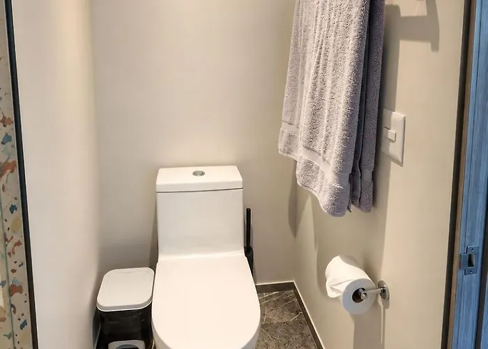 1br 1ba In Singular Joy, Location In Town Apartment